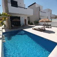 Villa independiente en venta con piscina en Daya Nueva