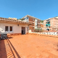 Ático grande en venta con terrazas en Santa Coloma