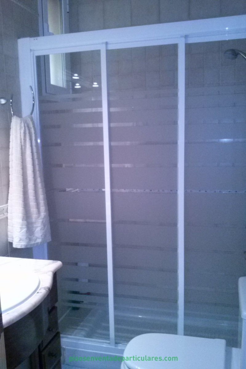 Baño con ducha en planta baja.