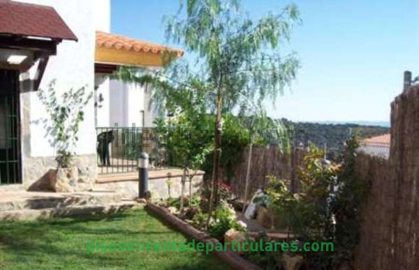 Jardìn rodeando el chalet