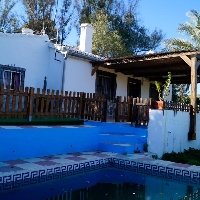 CASA CON TERRENO Y MUY BIEN COMUNICADA