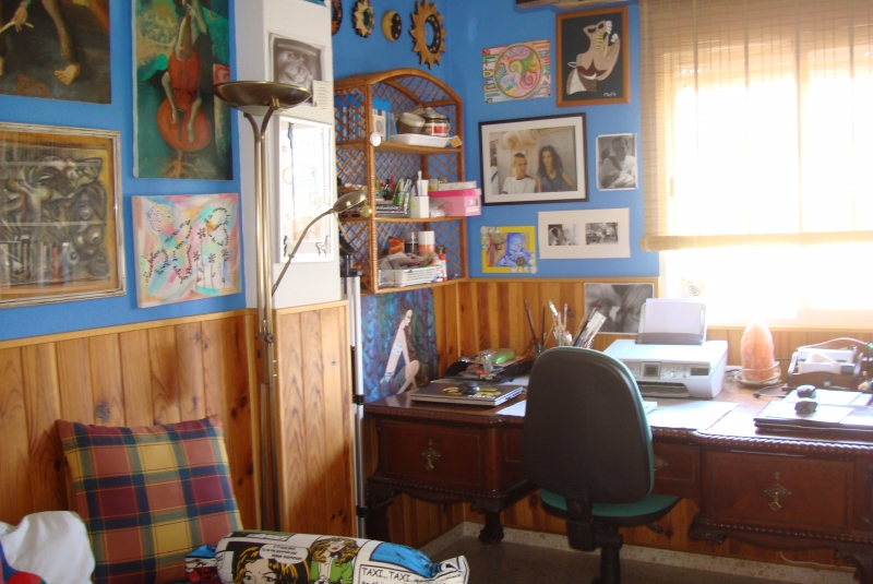 Dormitorio forrado en listones de madera