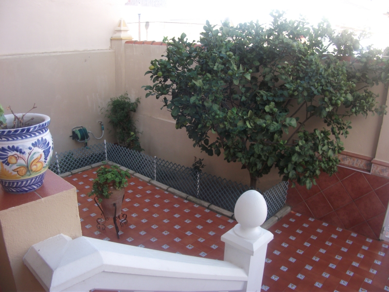 entrada y otro patio