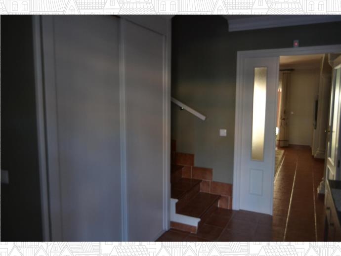 Armario, escalera y acceso salón