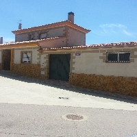 CHALET CON PATIO Y PISCINA