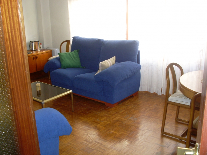 SALON CON PARQUET Y AMPLIAS VENTANAS