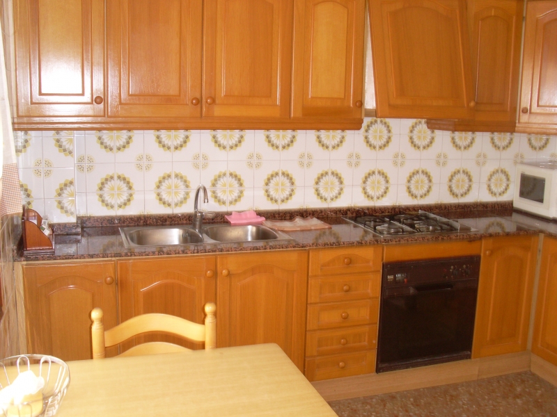 COCINA AMUEBLADA CON ACCESO A AMPLIA GALERIA