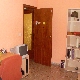 DORMITORIO CON DOBLE ARMARIO EMPOTRADO Y AMPLIA VENTANA