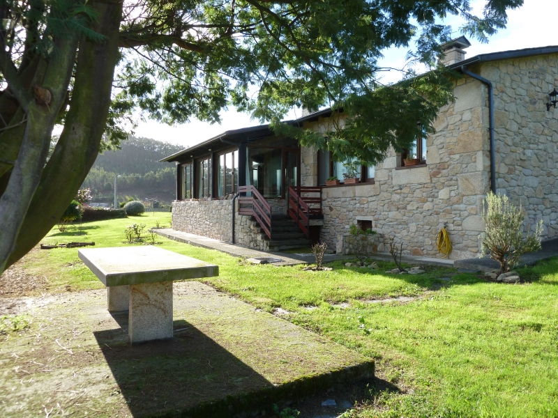 Parte trasera del Chalet y mesa B-b-q